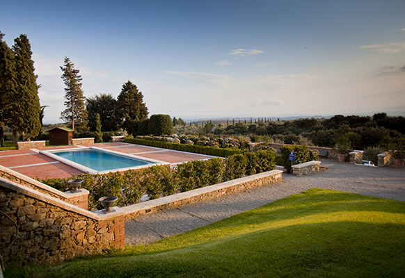 Domaine avec piscine et terrasse en pierre