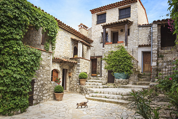 Mas provençal cour en pierre