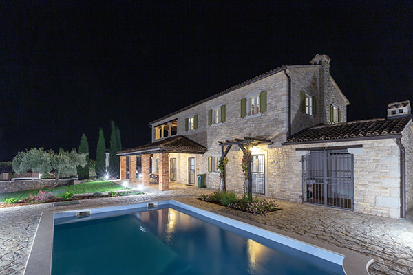 Villa pierre piscine de nuit