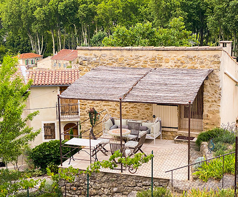 Terrasse village pierre pergola