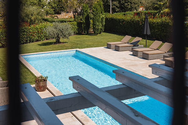 Piscine terrasse travertin transats