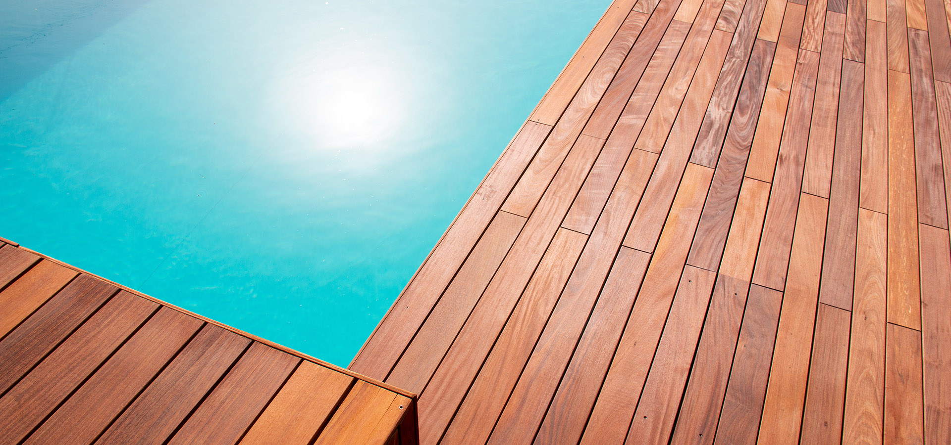 Terrasse bois et piscine ensoleillée