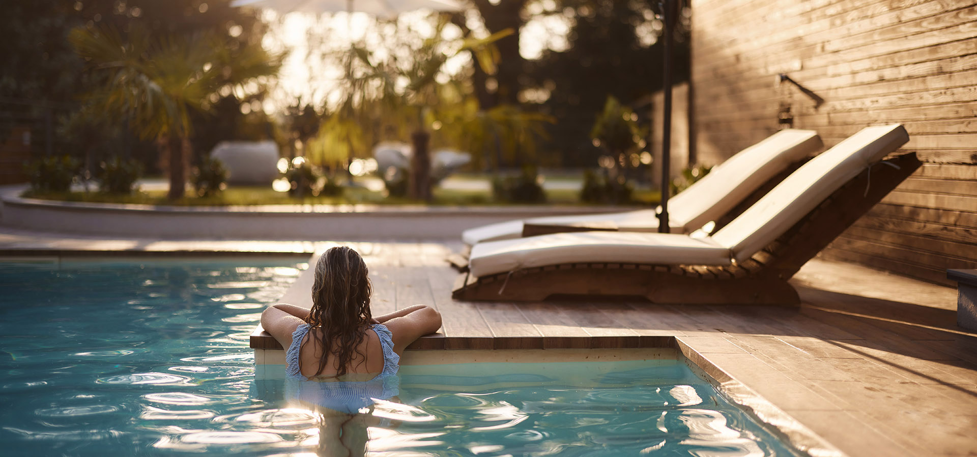 Détente au bord de la piscine