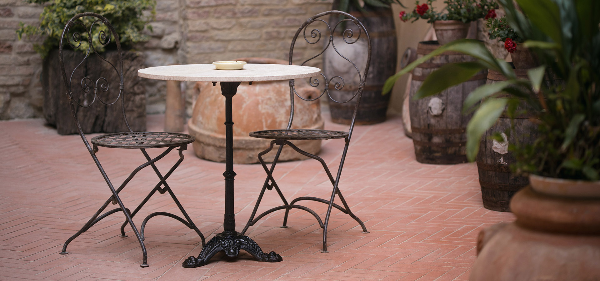 Terrasse tomettes et salon en fer forgé