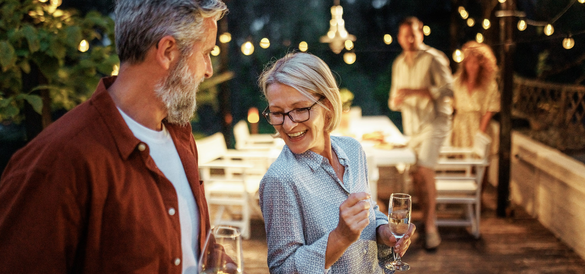 Couple en soirée sur la terrasse