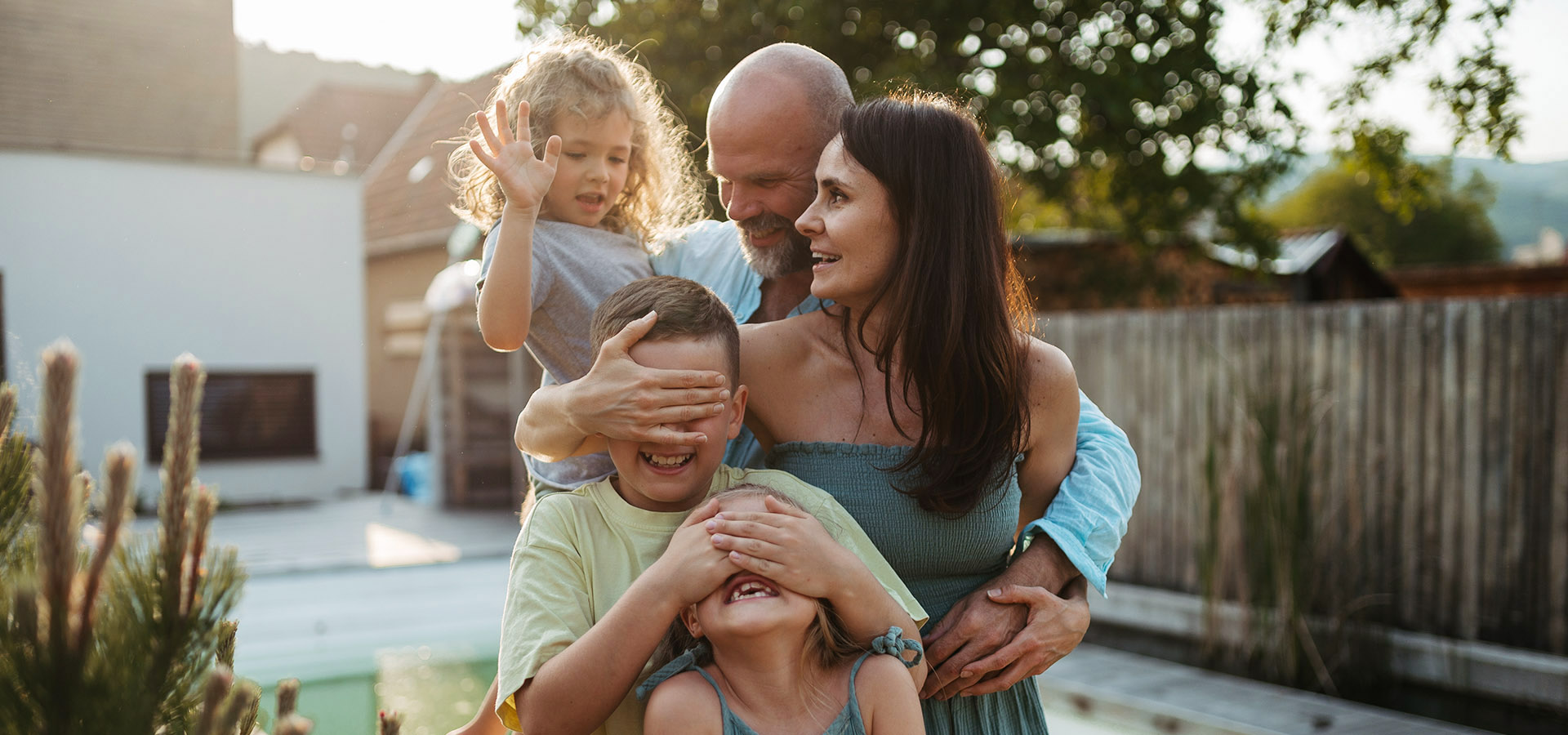 Famille heureuse dans le jardin