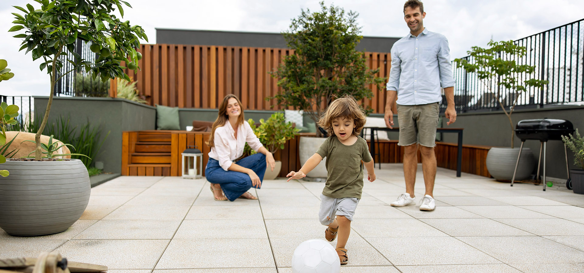 Enfants jouant sur la terrasse