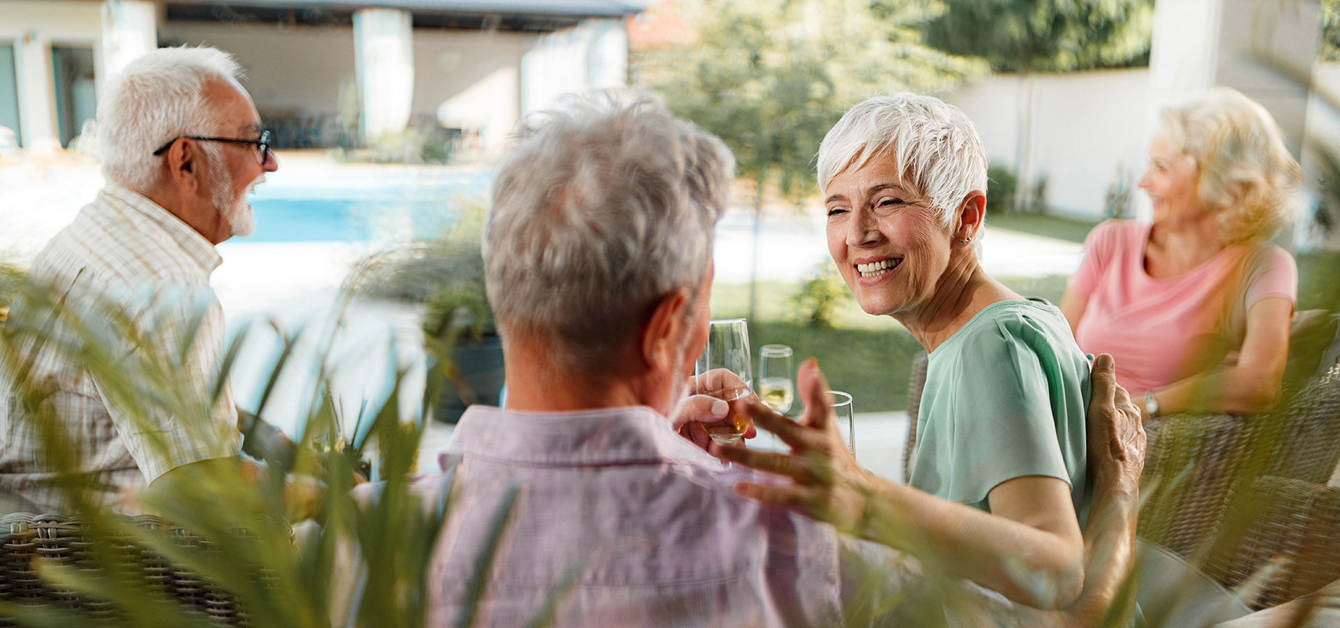 Seniors profitant de la terrasse
